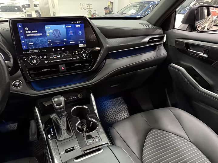 Фото 8 - Toyota Crown Kluger