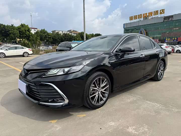 Фото 1 - Toyota Camry