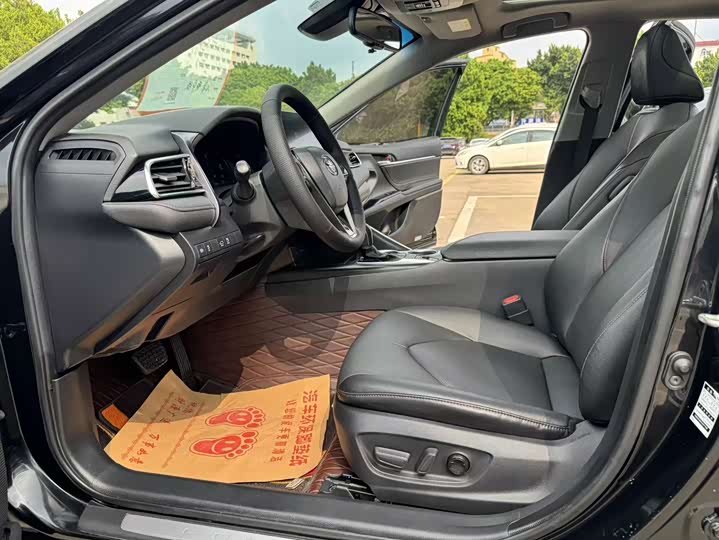 Фото 11 - Toyota Camry