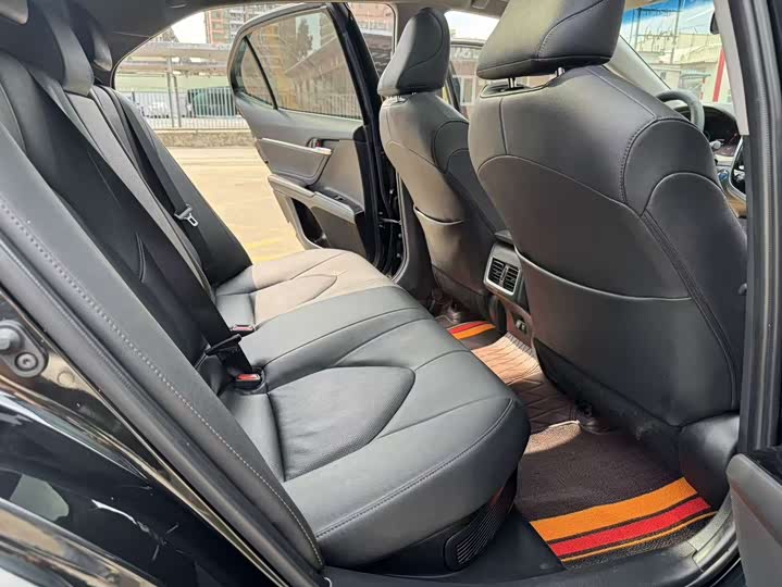 Фото 13 - Toyota Camry