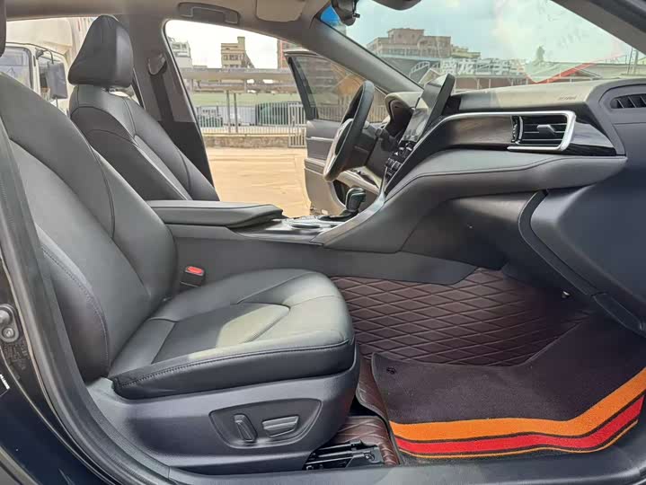 Фото 14 - Toyota Camry