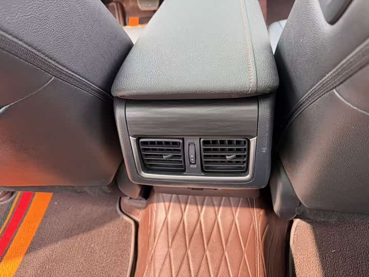 Фото 15 - Toyota Camry