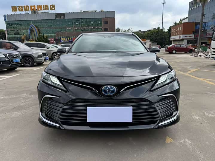 Фото 2 - Toyota Camry