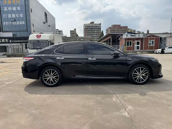 Фото 8 - Toyota Camry