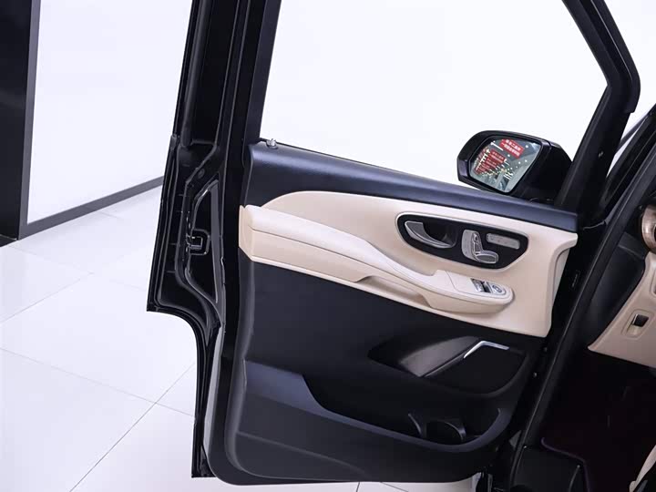 Фото 18 - Mercedes-Benz V-Class