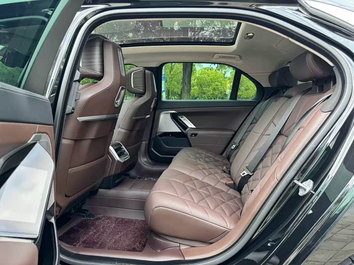 Фото 4 - BMW 7 Series