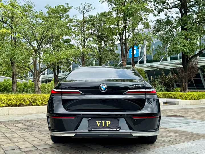 Фото 9 - BMW 7 Series