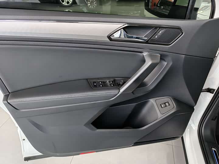 Фото 10 - Volkswagen Tiguan L Hybrid