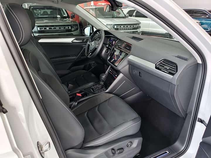 Фото 13 - Volkswagen Tiguan L Hybrid