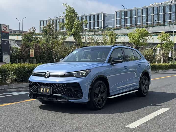 Фото 1 - Volkswagen Tiguan L Pro