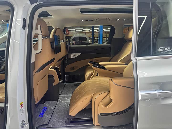 Фото 11 - Denza D9