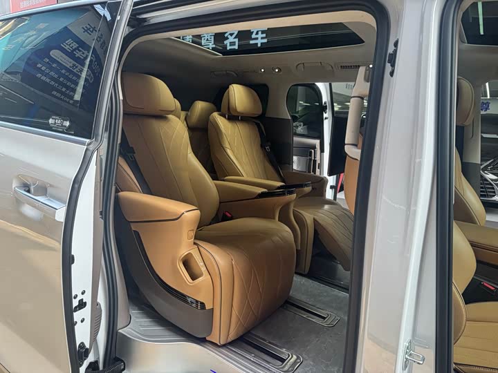 Фото 14 - Denza D9