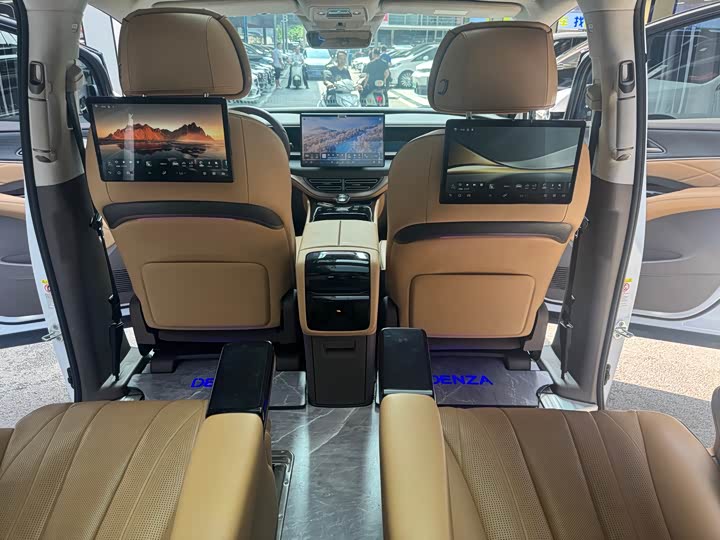 Фото 16 - Denza D9