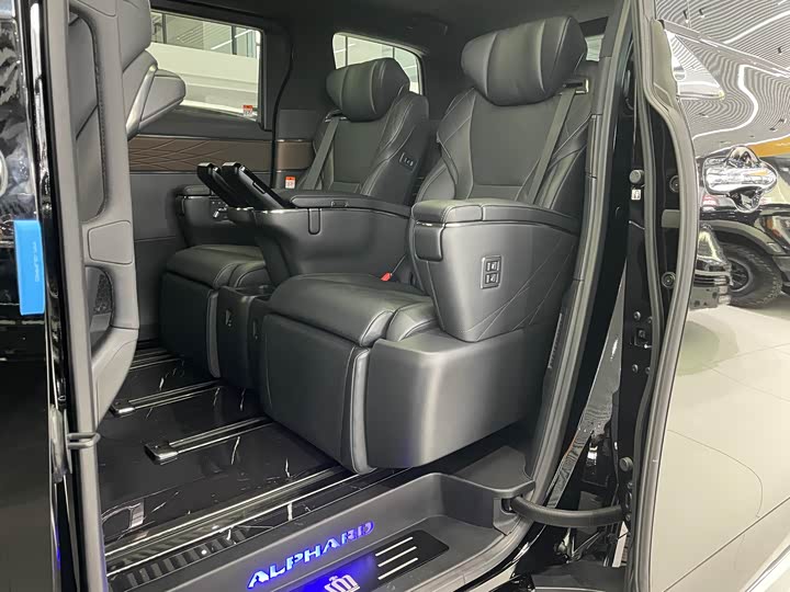 Фото 7 - Toyota Vellfire