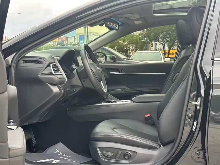 Фото 13 - Toyota Camry