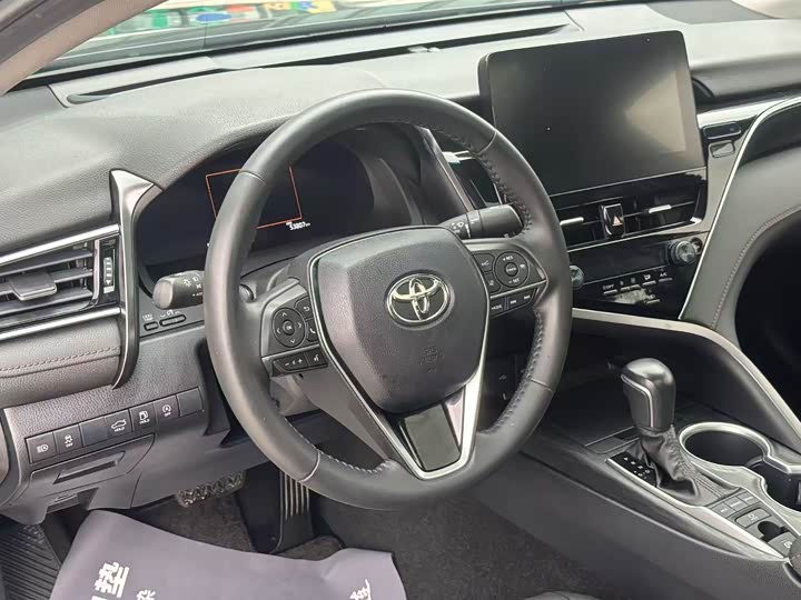 Фото 14 - Toyota Camry