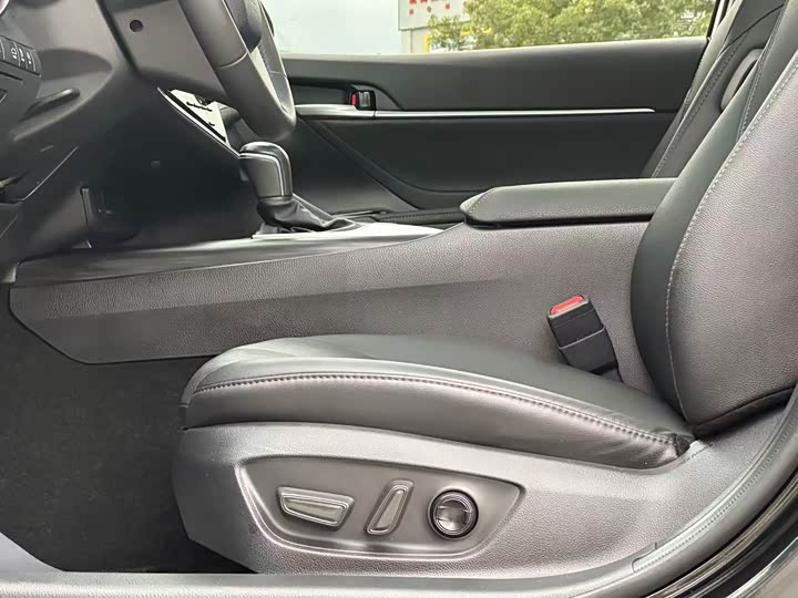 Фото 18 - Toyota Camry