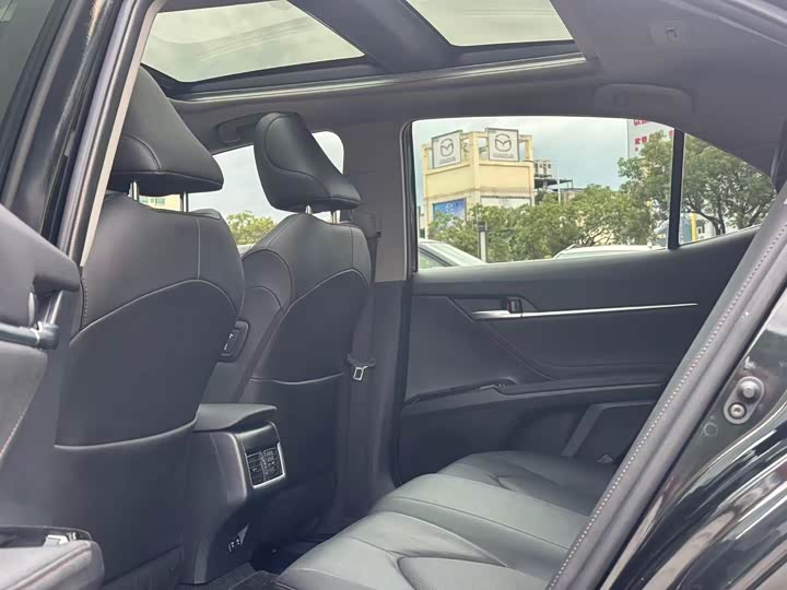 Фото 19 - Toyota Camry