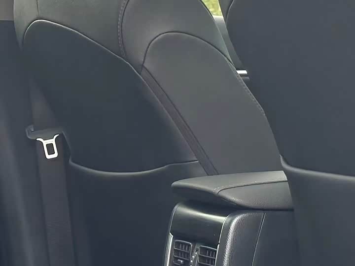 Фото 20 - Toyota Camry