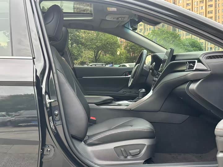 Фото 24 - Toyota Camry