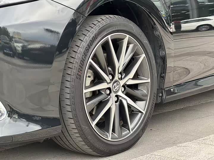 Фото 8 - Toyota Camry