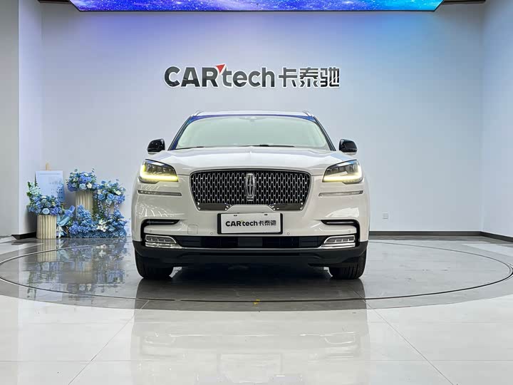 Фото 2 - Lincoln Aviator