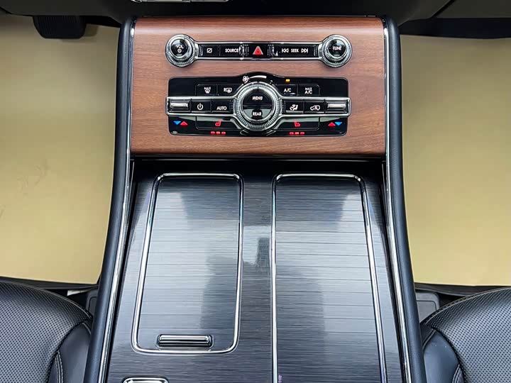 Фото 22 - Lincoln Aviator