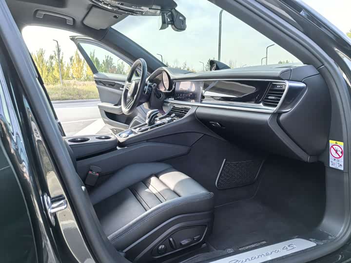 Фото 17 - Porsche Panamera