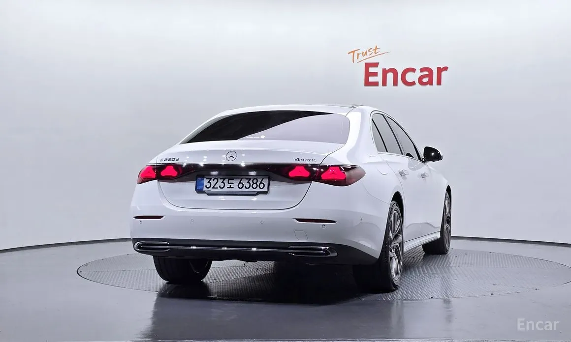 Фото 4 - Mercedes-Benz E-Class