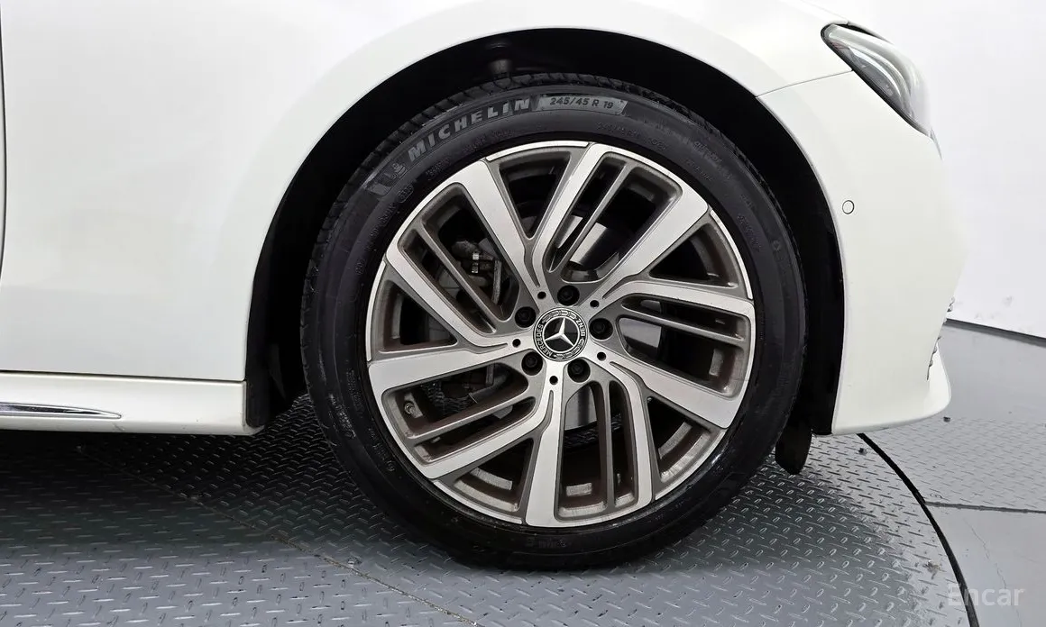 Фото 5 - Mercedes-Benz E-Class