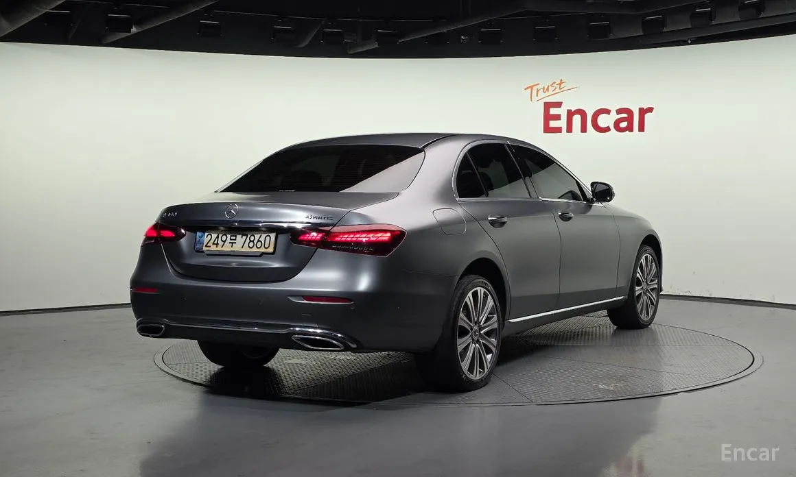 Фото 2 - Mercedes-Benz E-Class