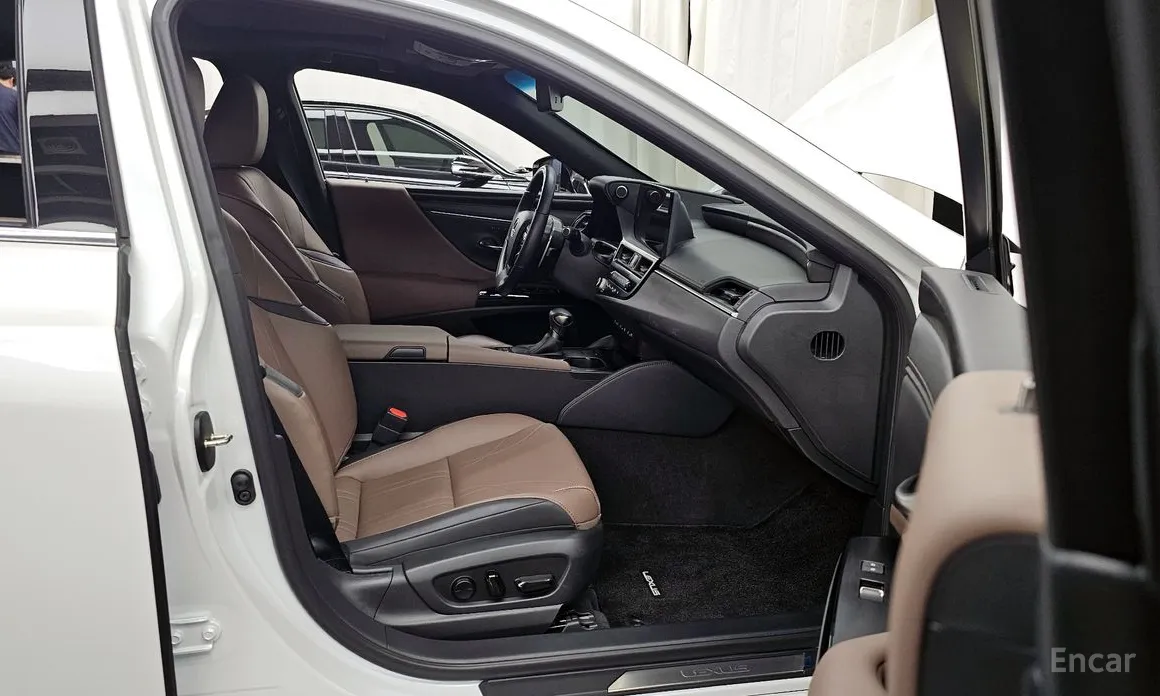 Фото 11 - Lexus ES