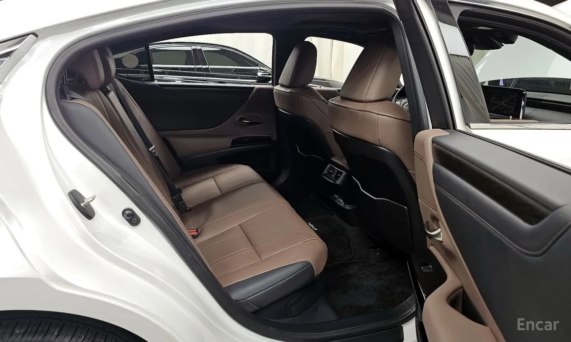 Фото 12 - Lexus ES