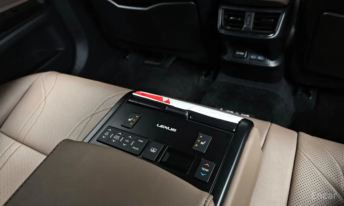 Фото 19 - Lexus ES