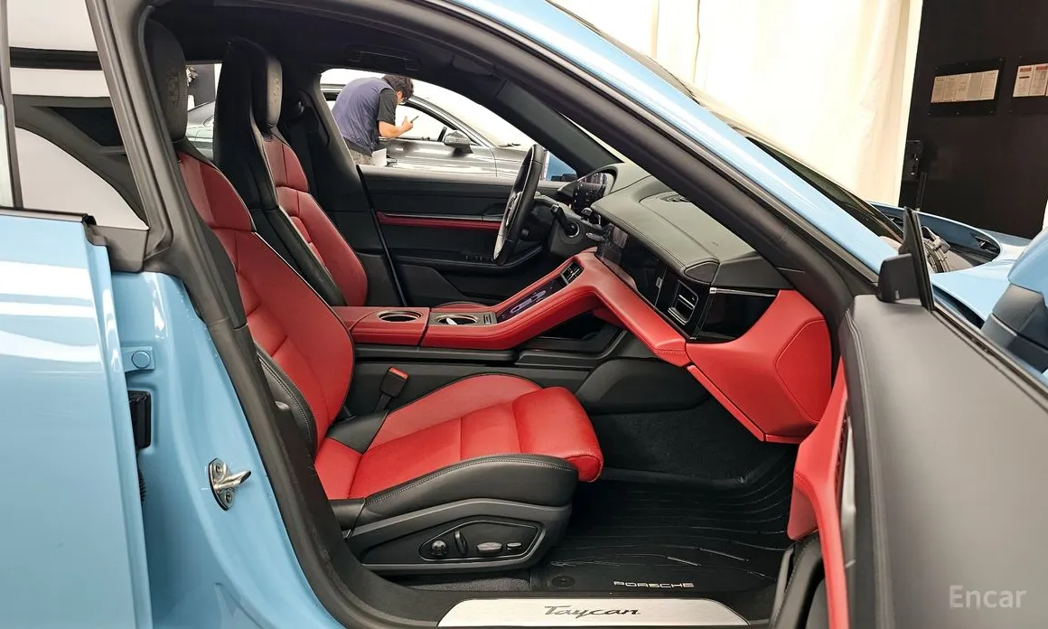 Фото 11 - Porsche Taycan