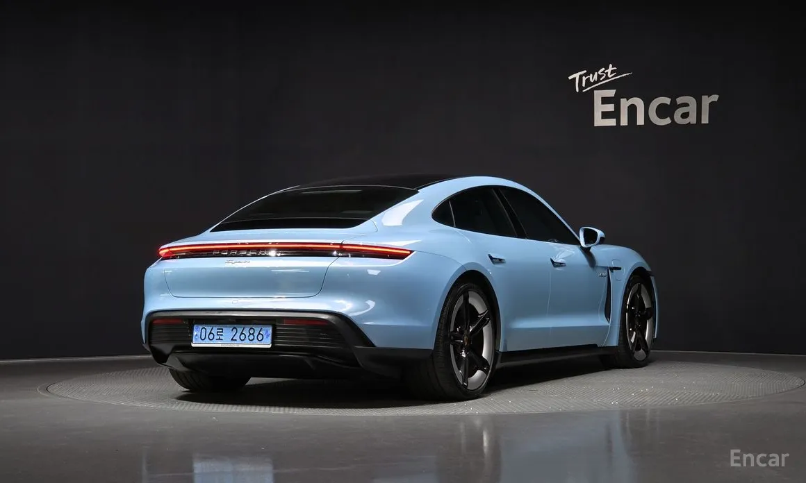 Фото 2 - Porsche Taycan