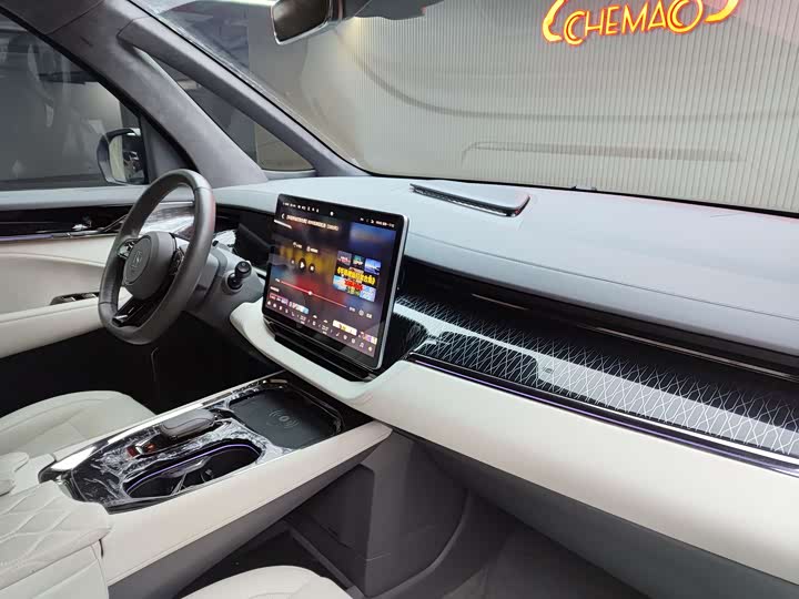 Фото 18 - Zeekr 009