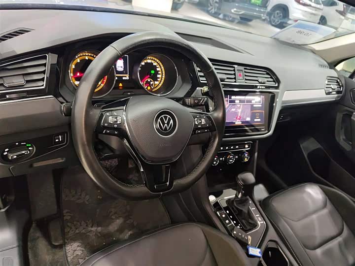 Фото 10 - Volkswagen Tiguan L Pro