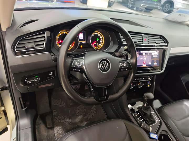 Фото 11 - Volkswagen Tiguan L Pro