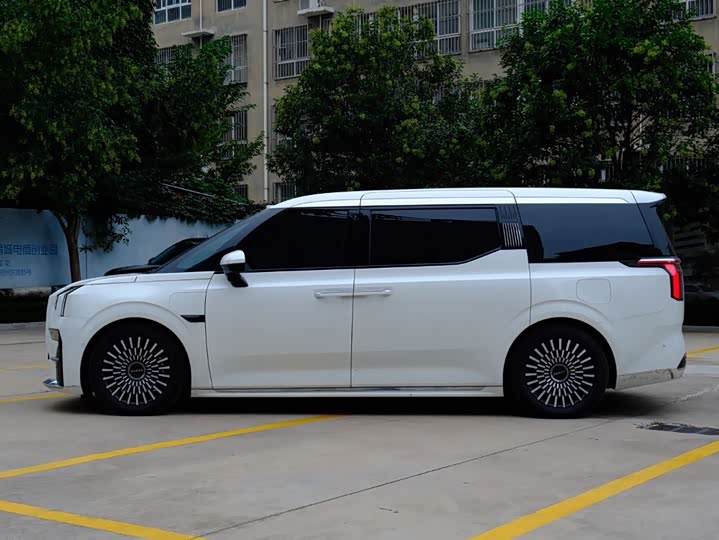 Фото 4 - Zeekr 009