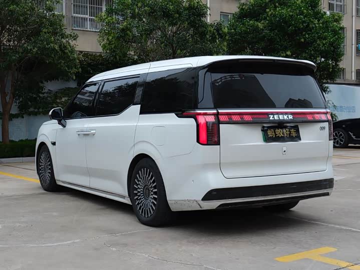 Фото 5 - Zeekr 009