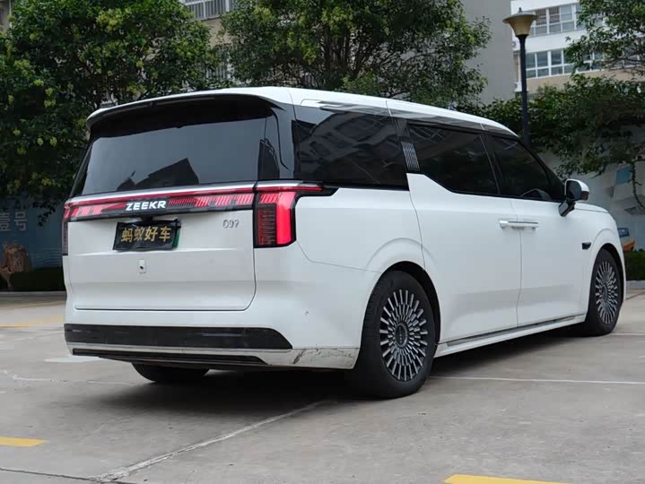 Фото 6 - Zeekr 009