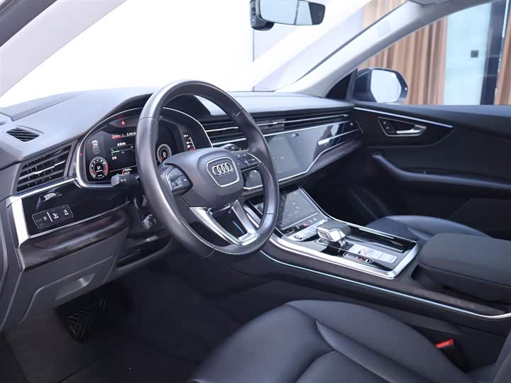 Фото 10 - Audi Q8