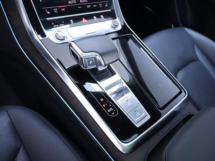 Фото 11 - Audi Q8