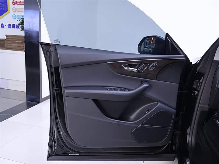 Фото 18 - Audi Q8