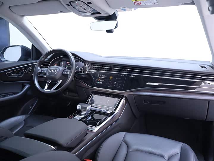 Фото 19 - Audi Q8