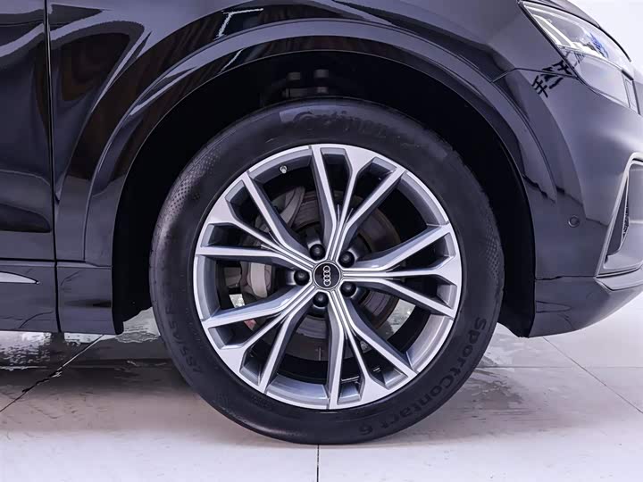 Фото 24 - Audi Q8