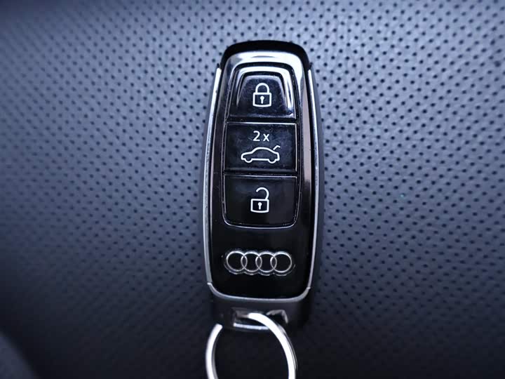 Фото 25 - Audi Q8