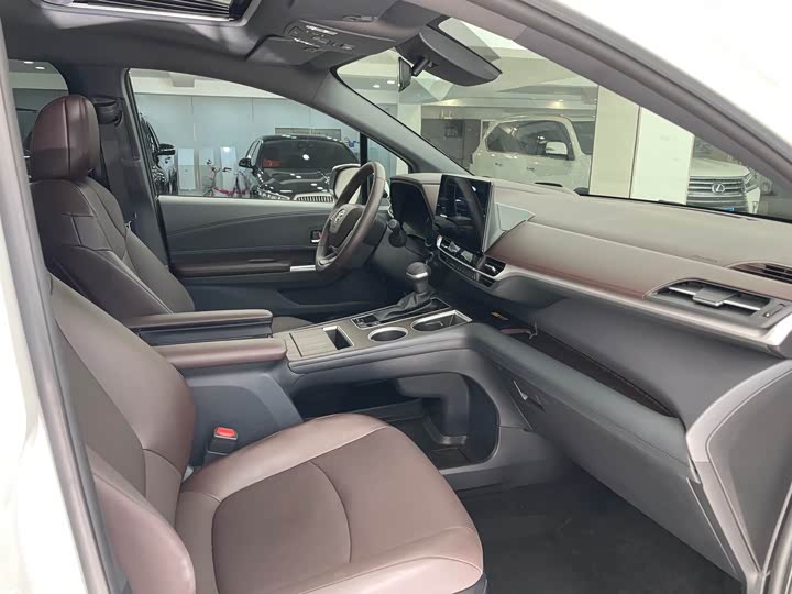 Фото 10 - Toyota Granvia