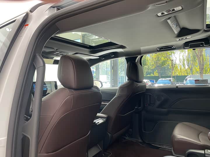 Фото 14 - Toyota Granvia